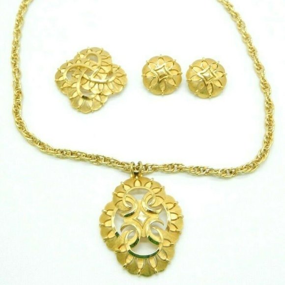 Trifari Jewelry - CROWN TRIFARI 1960's Gold Tone Modernist Medallion